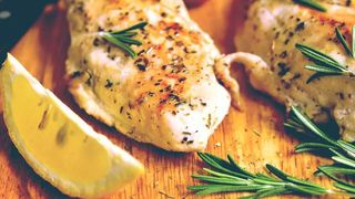 Piept de pui cu plante aromatice. O rețetă italiană delicioasă! Care este ingredientul cheie