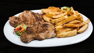 Ceafa de porc este nelipsită de pe mesele românilor. Avertismentul medicilor pentru cei care o consumă frecvent