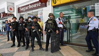 Un fost angajat ia ostatice aproximativ 30 de persoane &icirc;ntr-un centru comercial din capitala filipineză Manila