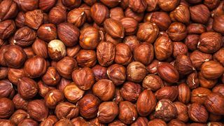 Copil de doi ani, &icirc;n comă după ce a consumat alune. Micuța riscă să-și piardă viața