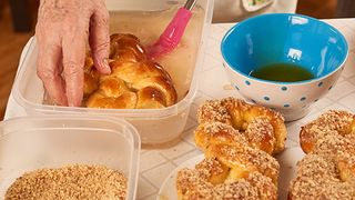 Mucenici. Cum faci cei mai pufoși mucenici cu miere și nucă, secretul gospodinelor din Moldova