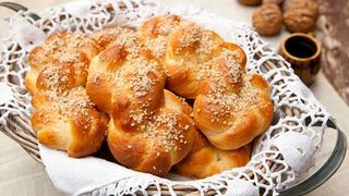 Mucenici moldovenești rețetă. Mucenici moldovenești pufoși. Mucenici   moldovenești cu miere și nucă.