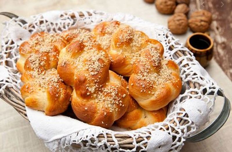 Mucenici moldovenești rețetă. Mucenici moldovenești pufoși. Mucenici   moldovenești cu miere și nucă.
