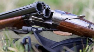 Accident de vânătoare în judeţul Mehedinţi. Un bărbat s-a împuşcat în zona braţului