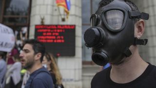 Zeci de persoane, unele cu măşti de gaze, au protestat &icirc;n faţa Ministerului Mediului, faţă de poluarea din Capitală