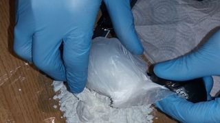 Constanţa: Bărbat şi femeie, prinşi de poliţişti după ce au v&acirc;ndut cocaină - VIDEO