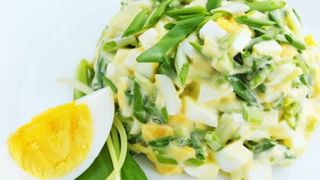 Salată de leurdă cu ou. Cea mai delicioasă și răcoritoare rețetă a primăverii