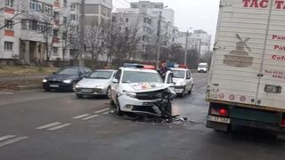 Iași: o mașină de poliție s-a făcut praf în urma unui accident