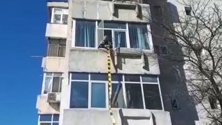 Constanța: un copil de doi ani a căzut de la etajul doi al unui bloc