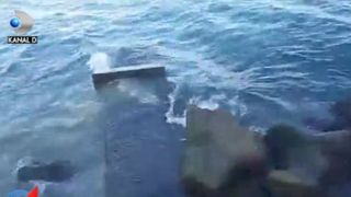 VIDEO | Activiștii de mediu acuză autoritățile că mușamalizează o scurgere masivă de apă murdară direct în Marea Neagră