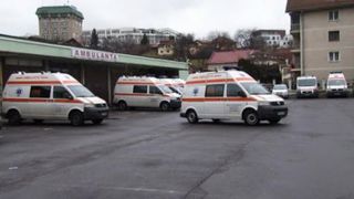 Suspiciune de toxiinfecţie alimentară la o pensiune din Braşov. 21 de persoane au fost duse la spital