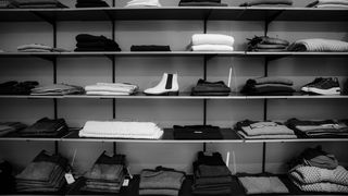 Haine și accesorii care nu au voie să lipsească din garderoba ta