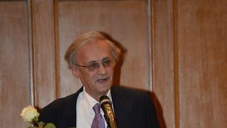 În plină epidemie de coronavirus, un celebru medic din România : ”Voi săruta icoanele”