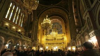 Credincioşii sunt &icirc;ndemnaţi să asculte slujbele din curtea bisericilor, la difuzoare