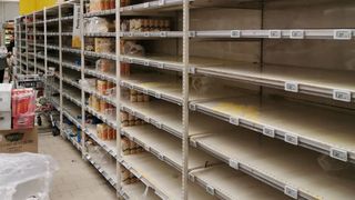 Supermarketurile, luate cu asalt de români. Rafturile au fost golite, cozile sunt uriașe