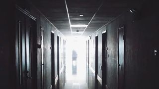 Centru de carantină și condiții mizere. Oamenii sunt îngroziți de locul în care sunt nevoiți să trăiască