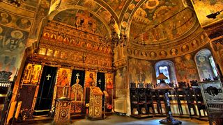 Primul județ din Rom&acirc;nia care interzice slujbele &icirc;n biserici, inclusiv &icirc;nmorm&acirc;ntarea și botezul