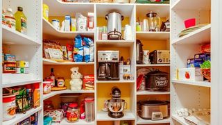 Pandemie. Ce medicamente și alimente trebuie să ai &icirc;n casă &icirc;ntr-o astfel de situație de criză