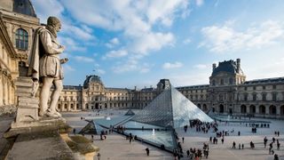 Muzeul Luvru, Castelul Versailles şi Turnul Eiffel au fost &icirc;nchise
