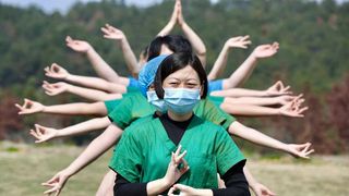  Chestiunea transmiterii virusului prin diverse obiecte reprezintă una dintre posibilităţi, dar nu prin &icirc;ncălţăminte