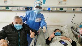  Chestiunea transmiterii virusului prin diverse obiecte reprezintă una dintre posibilităţi, dar nu prin &icirc;ncălţăminte