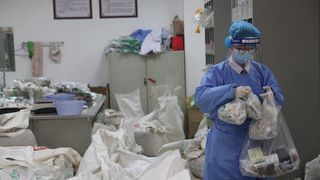 Rafila: Chestiunea transmiterii virusului prin diverse obiecte reprezintă una dintre posibilităţi, dar nu prin încălţăminte