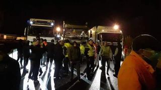 Situație dramatică! Peste 300 de șoferi rom&acirc;ni de TIR, blocaţi la graniţa Italiei cu Slovenia, de 48 de ore