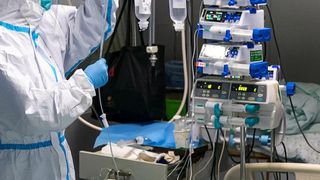 Ei sunt medicii care tratează pacienții infectați cu CORONAVIRUS