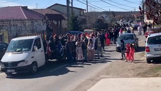 Înmormântare cu lăutari și zeci de oameni la Onești în plină epidemie de coronavirus