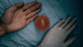 Cât poate trăi coronavirusul în corpul uman? Ce arată studiile recente ale specialiștilor