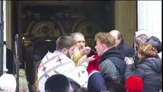 &Icirc;n plină pandemie de coronavirus, Arhiepiscopul Tomisului surprins c&acirc;nd &icirc;mpărtășea enoriașii cu aceeași linguriţă 