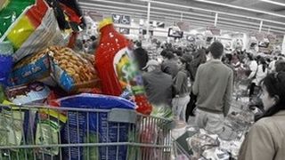 VIDEO| Supermarketurile au fost luate cu asalt. "Ne facem rău unii altora", ne atrag atenția psihologii