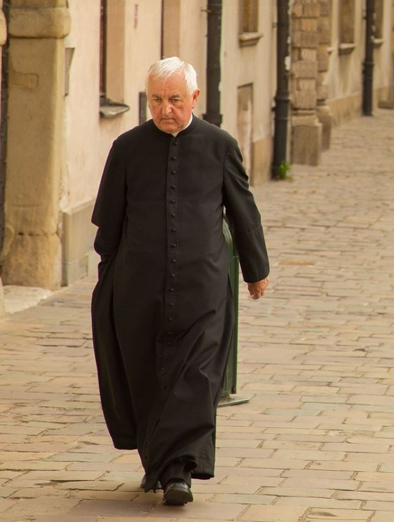 Preoții merg cu sfințirea din casă-n casă, deși este alertă de pandemie coronavirus