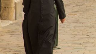 Preoții merg cu sfințirea din casă-n casă, deși este alertă de pandemie coronavirus