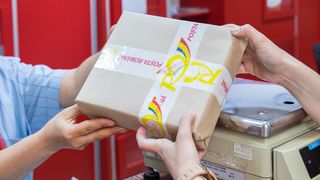 Poşta Română îşi modifică programul pentru limitarea răspândirii virusului Covid-19, începând de marţi până pe 1 aprilie