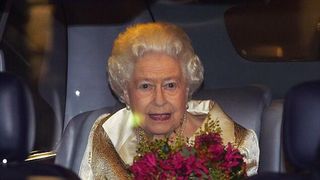 Regina Elizabeth părăsește țara de frica pandemiei cu covid-19