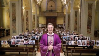 Gestul emoționant al unui preot catolic din Italia! Imaginile din biserica sa au ajuns în toată lumea