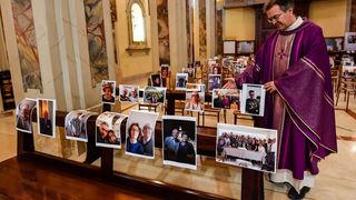 CORONAVIRUS. Gestul emoționant al unui preot catolic din Italia