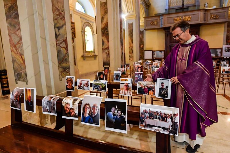 CORONAVIRUS. Gestul emoționant al unui preot catolic din Italia