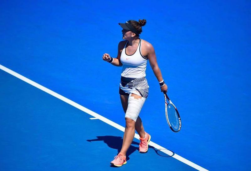 Bianca Andreescu donează o rachetă semnată
