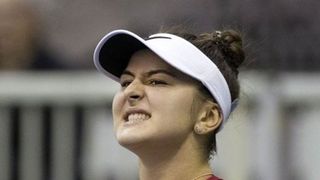 Bianca Andreescu donează o rachetă semnată