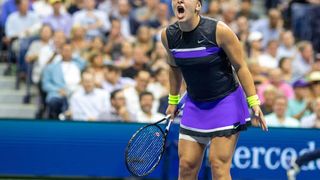 Bianca Andreescu donează o rachetă semnată