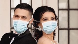 Primul cuplu care s-a căsătorit &icirc;n carantină. Ei sunt curajoșii