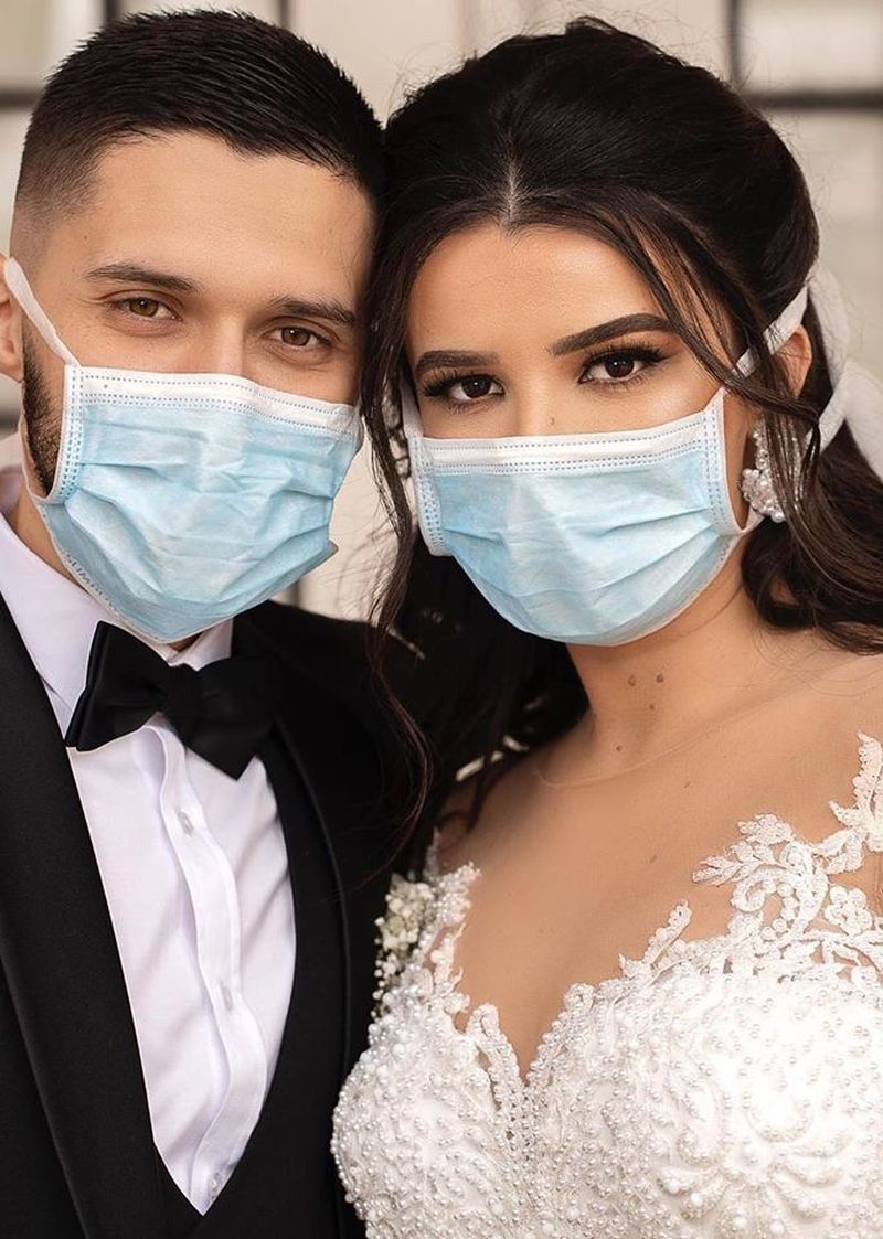 Primul cuplu care s-a căsătorit în carantină. Ei sunt curajoșii