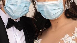 Primul cuplu care s-a căsătorit &icirc;n carantină. Ei sunt curajoșii