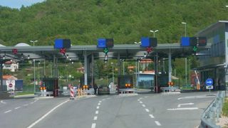 MAE: Cetăţenii români blocaţi în prezent la graniţa Austriei cu Ungaria vor putea tranzita teritoriul ungar, până la eliminarea blocajului