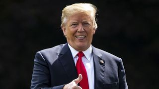 Donald Trump recurge la o lege de război, pentru a accelera producţia de măşti şi echipamente medicale