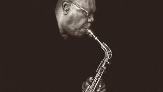 Saxofonistul Manu Dibango, infectat cu coronavirus, a fost spitalizat la v&acirc;rsta de 86 de ani