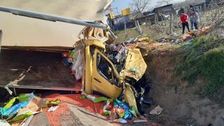 Accident de circulaţie &icirc;n care au fost implicate un camion, un TIR şi un autoturism, soldat cu rănirea a patru persoane