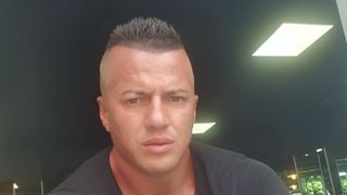 Imaginea incredibilă cu bărbatul venit de la Milano care a refuzat autoizolarea, &icirc;nconjurat de 5 polițiști care stau drepți &icirc;n fața lui! Geolgău nu se teme de coronavirus: &bdquo;Fratili tău se simte bine şi-l doare la pendulă&rdquo;